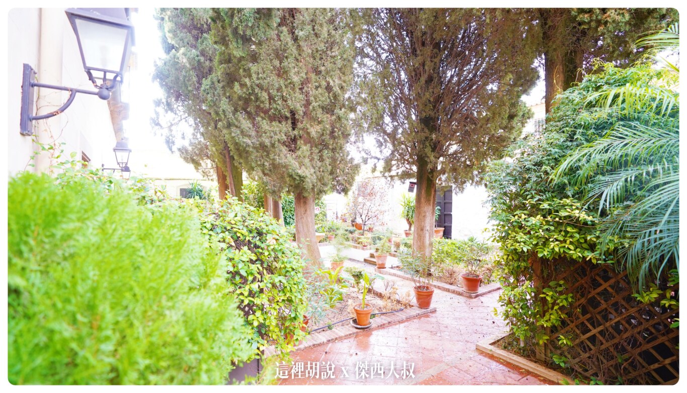 西班牙 UBEDA:Parador De Ubeda:一樓房門外的小花園 西班牙 UBEDA:Parador De Ubeda:一樓房門外的小花園
