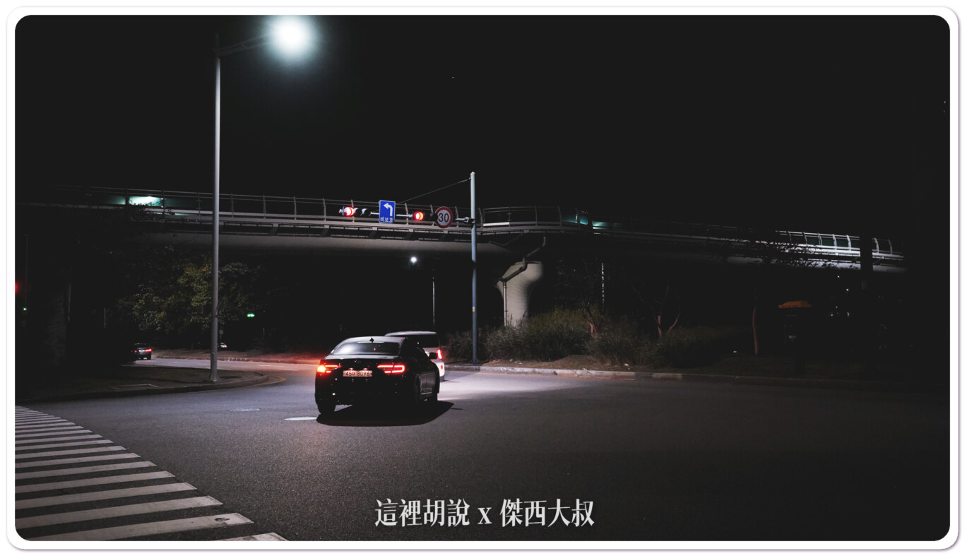 這個就是跨越高速公路的天橋,平面沒有跨越的地方天橋是唯一的方法如果你看到一樣的角度照片,就是你錯過天橋的入口,要往回走了 這個就是跨越高速公路的天橋,平面沒有跨越的地方天橋是唯一的方法如果你看到一樣的角度照片,就是你錯過天橋的入口,要往回走了