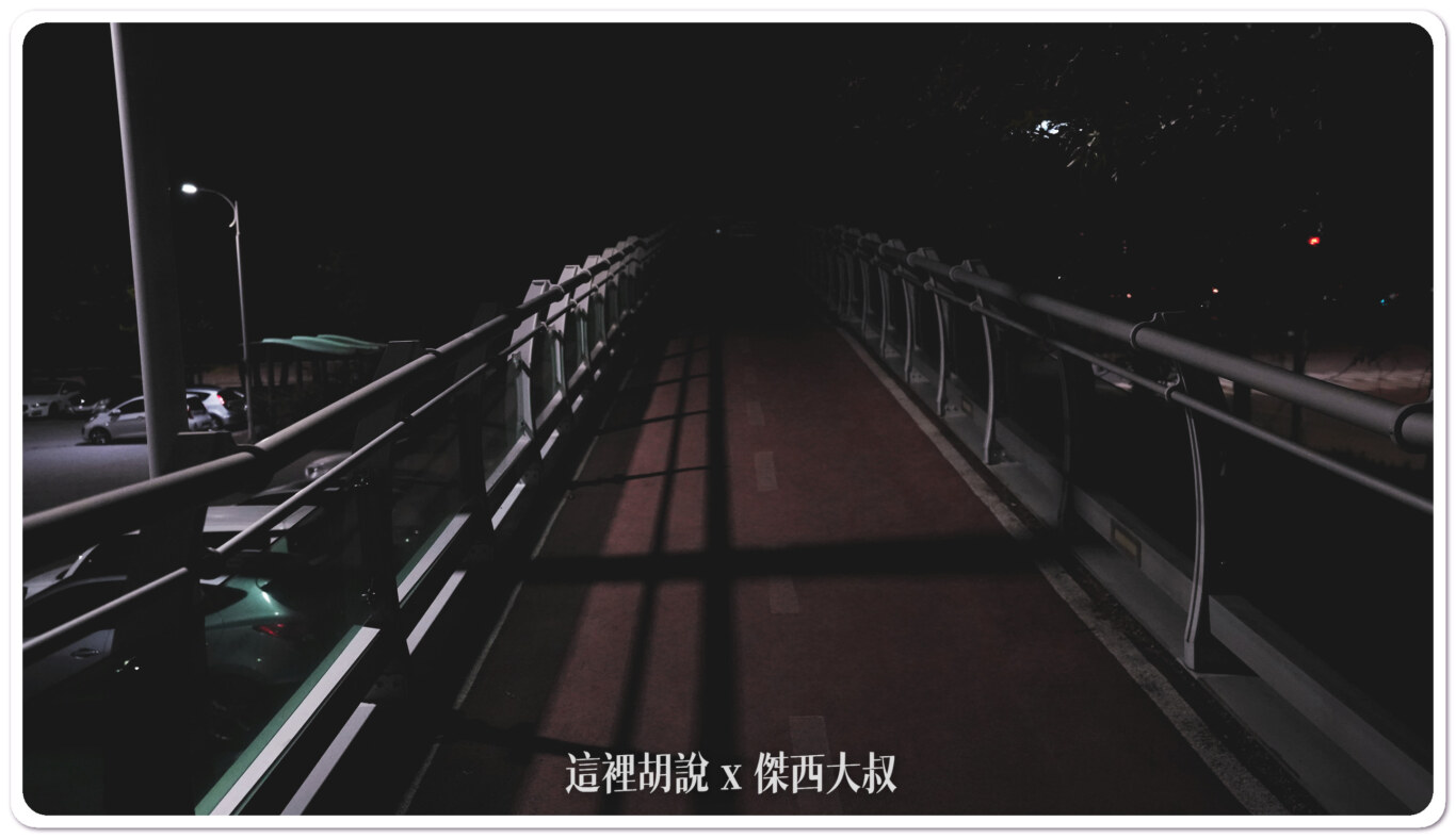 這天橋坡度還算可以接受PU跑道的鋪面,軟軟的 這天橋坡度還算可以接受PU跑道的鋪面,軟軟的