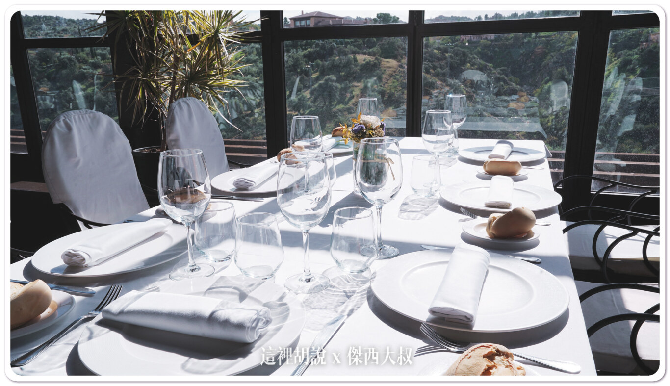 西班牙托雷多 Restaurante Hierbabuena 大片落地窗景色 附近最高分餐廳之一：餐廳景觀