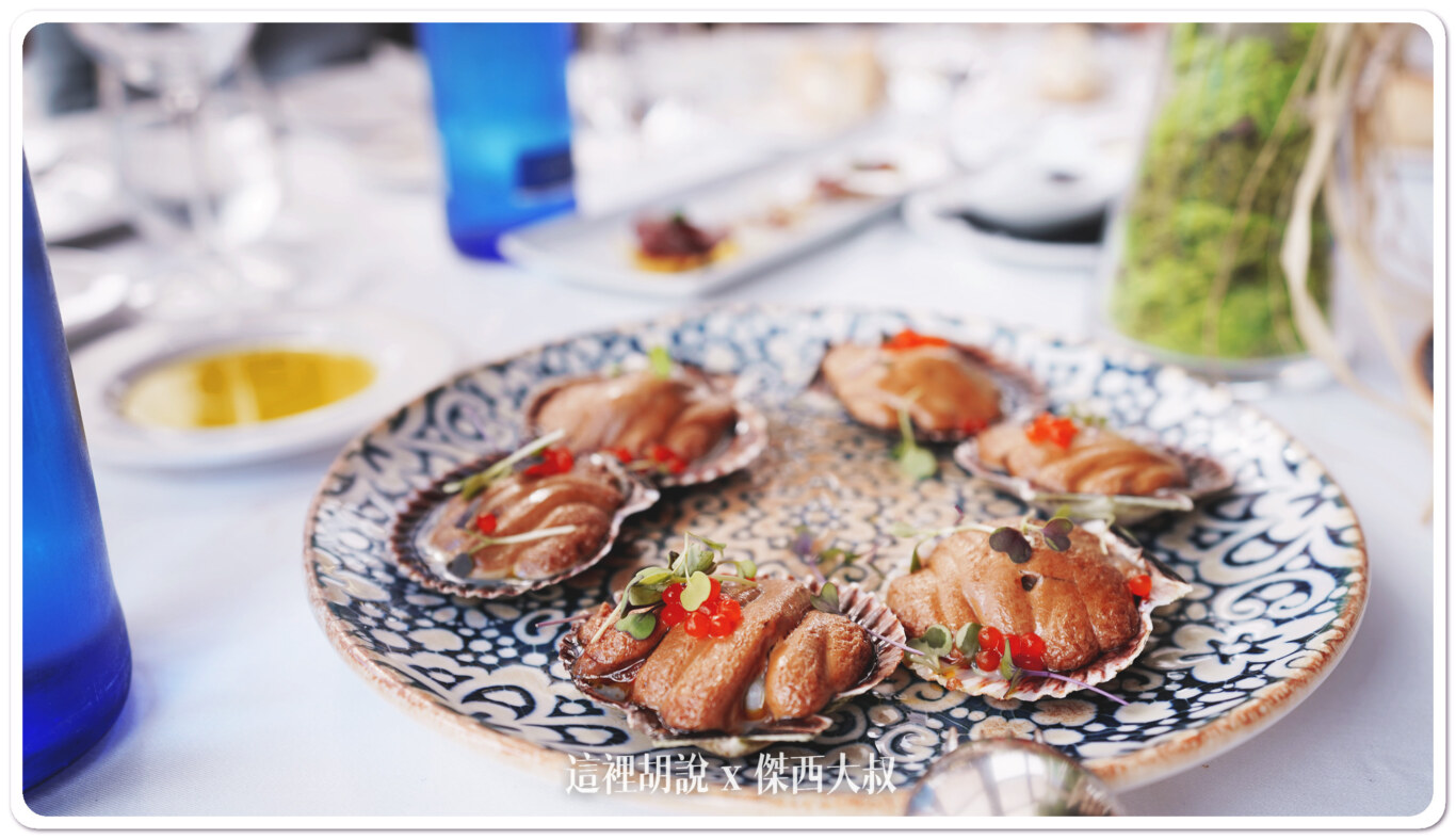 扇貝，上面鋪上一層很像慕斯的調味醬量。焗烤腌扇貝配大豆蛋黃醬