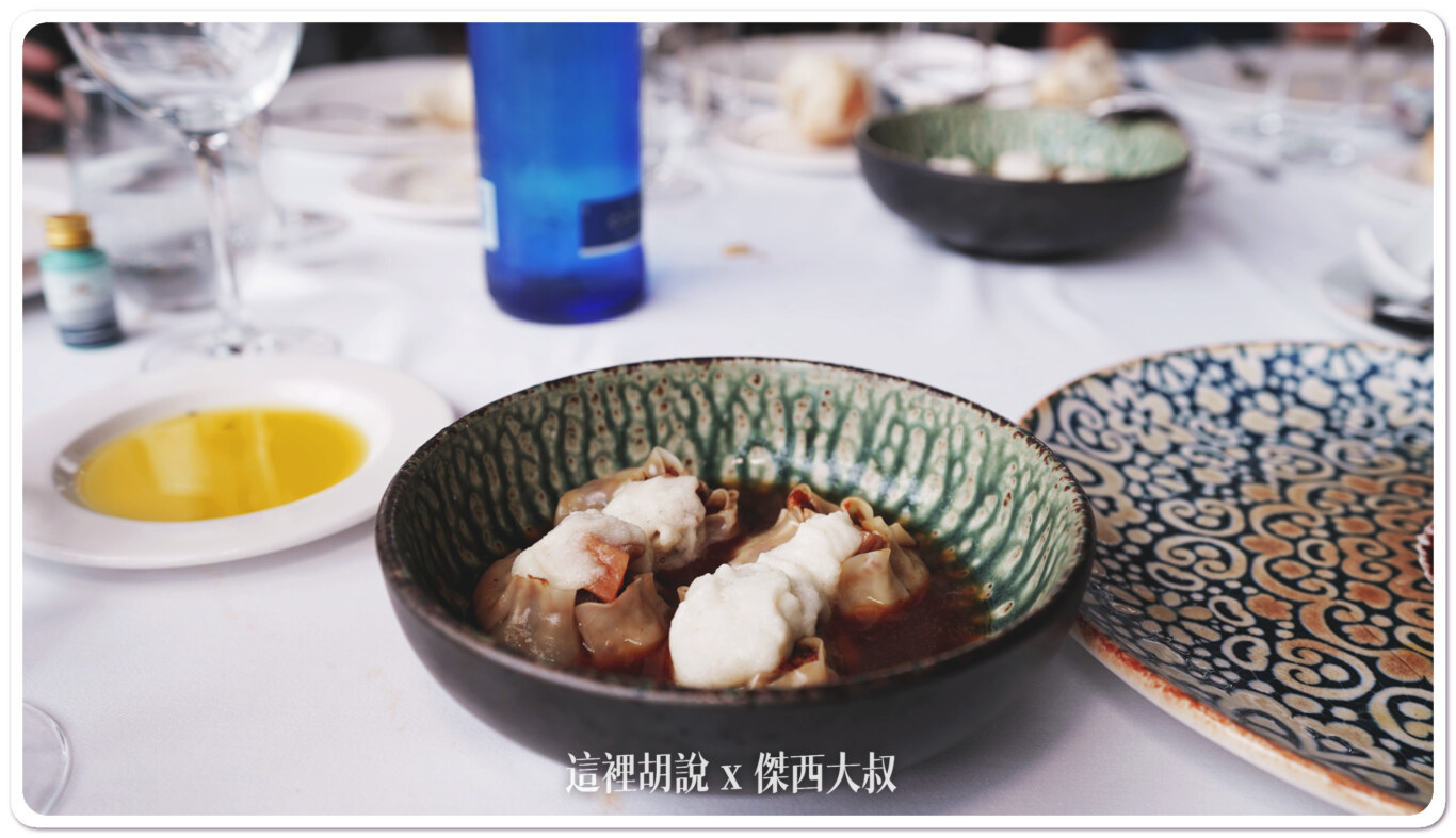 牛尾湯但是用類似燒賣餃子的作法呈現牛尾餃配帕爾馬乾酪泡沫