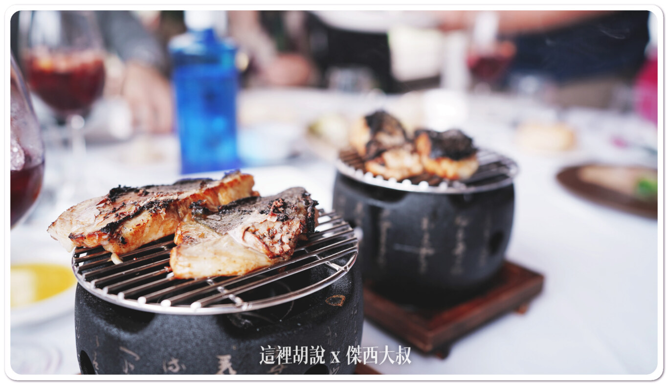 魚放上烤爐油脂滴下來的煙霧，除了有視覺上的感受還有味覺上的衝幾烤黑鱸魚配花生醬