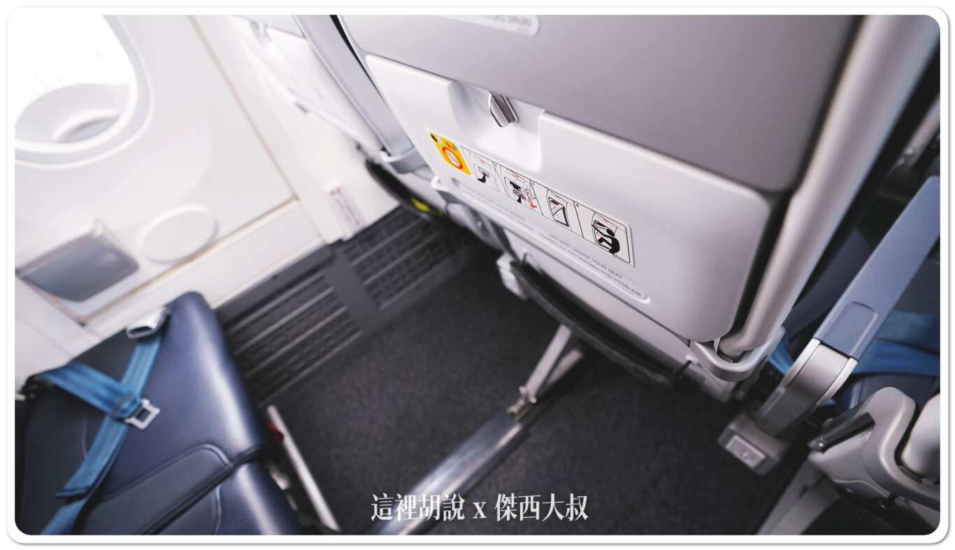 飛行記錄：波蘭航空 737MAX-8 WIFI型機上娛樂系統 華沙飛往馬德里 區域商務艙：經濟艙座位