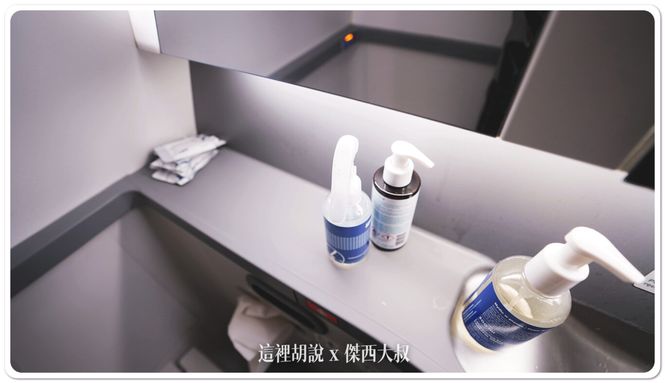 737的洗手間空間還是相對小