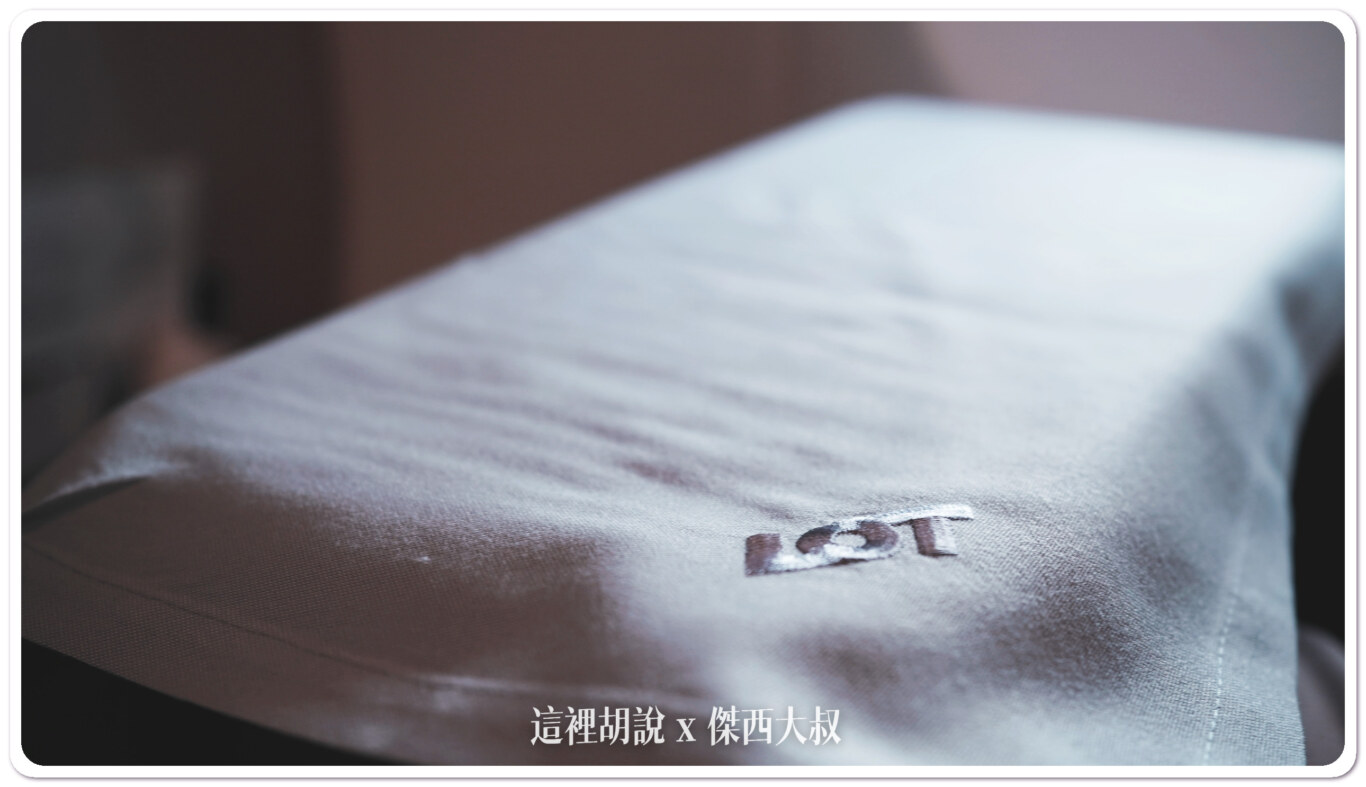 雖然是使用經濟艙座位，但是餐飲服務是使用商務艙等級提供服務。