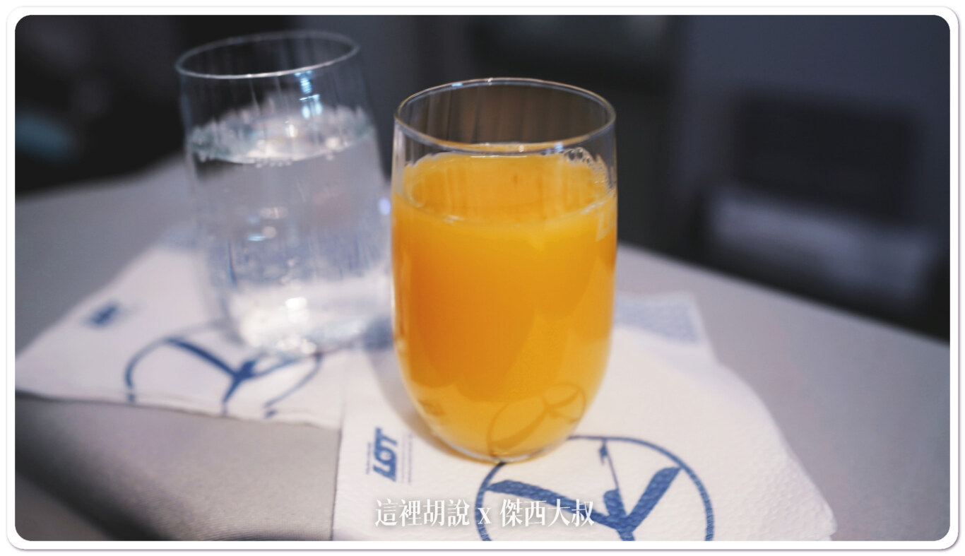飛行記錄：波蘭航空 737MAX-8 WIFI型機上娛樂系統 華沙飛往馬德里 區域商務艙：商務艙餐點