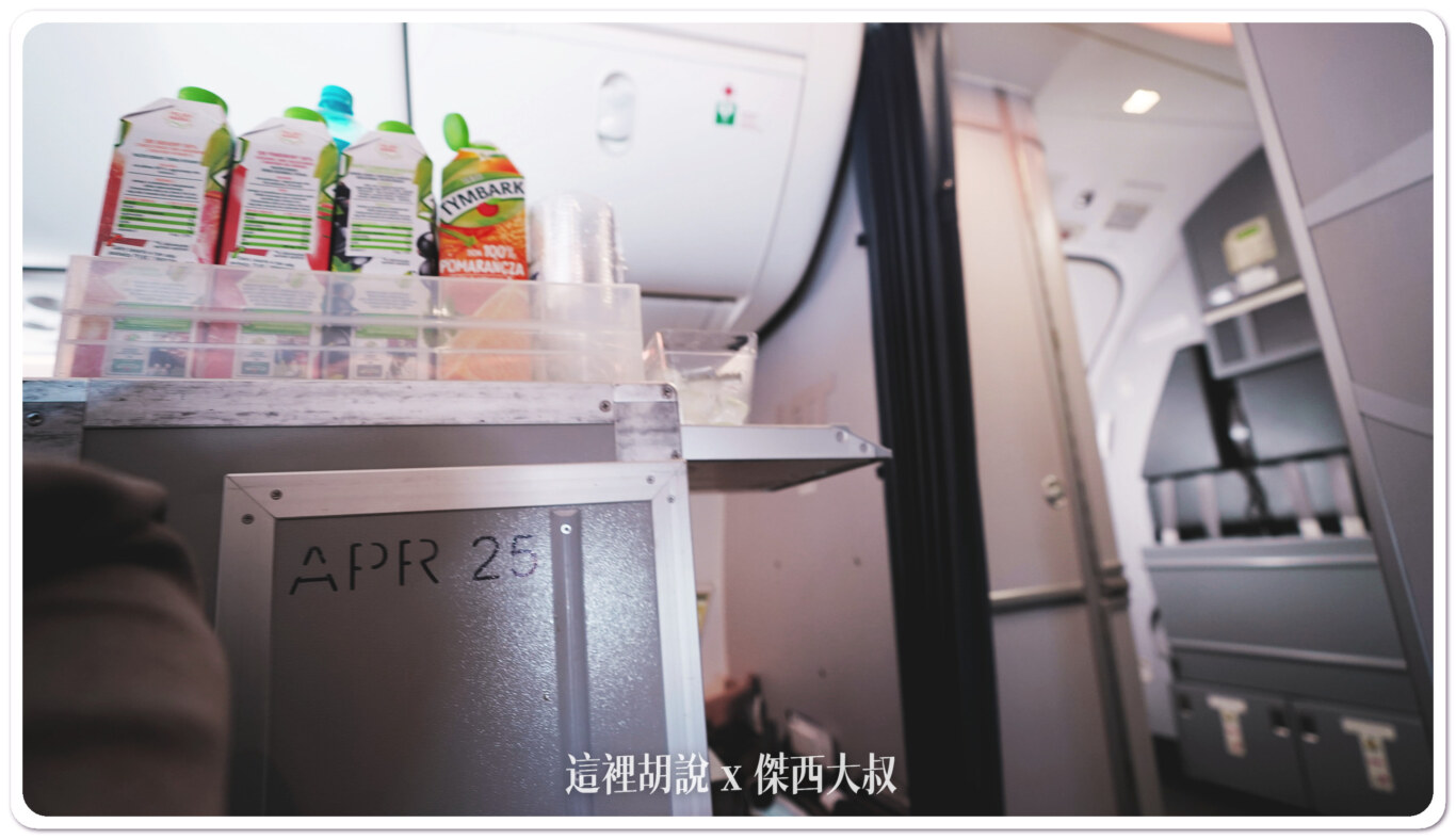 餐車使用半車，由組員拉出來提供飲料服務