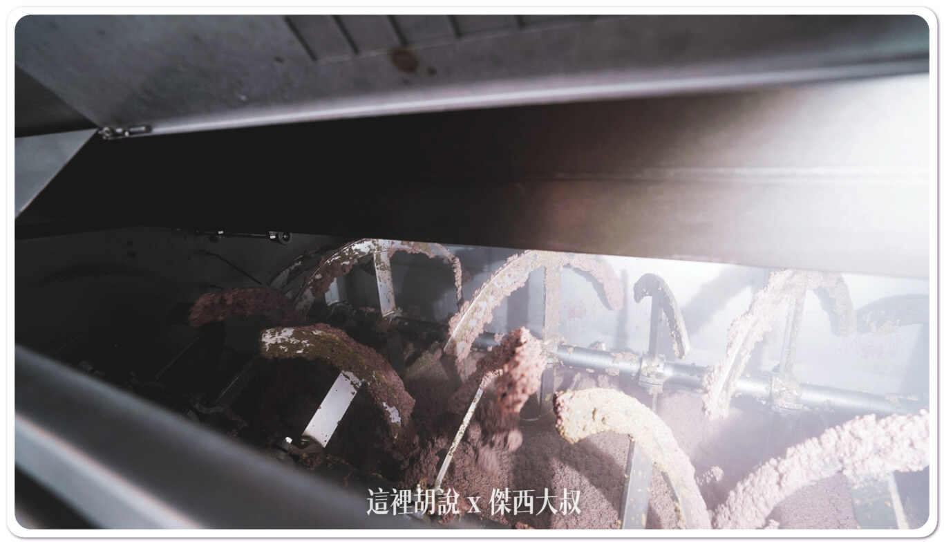 橄欖會在入料研磨之後在這個槽進行攪拌打成類似奶昔的泥漿malaxation