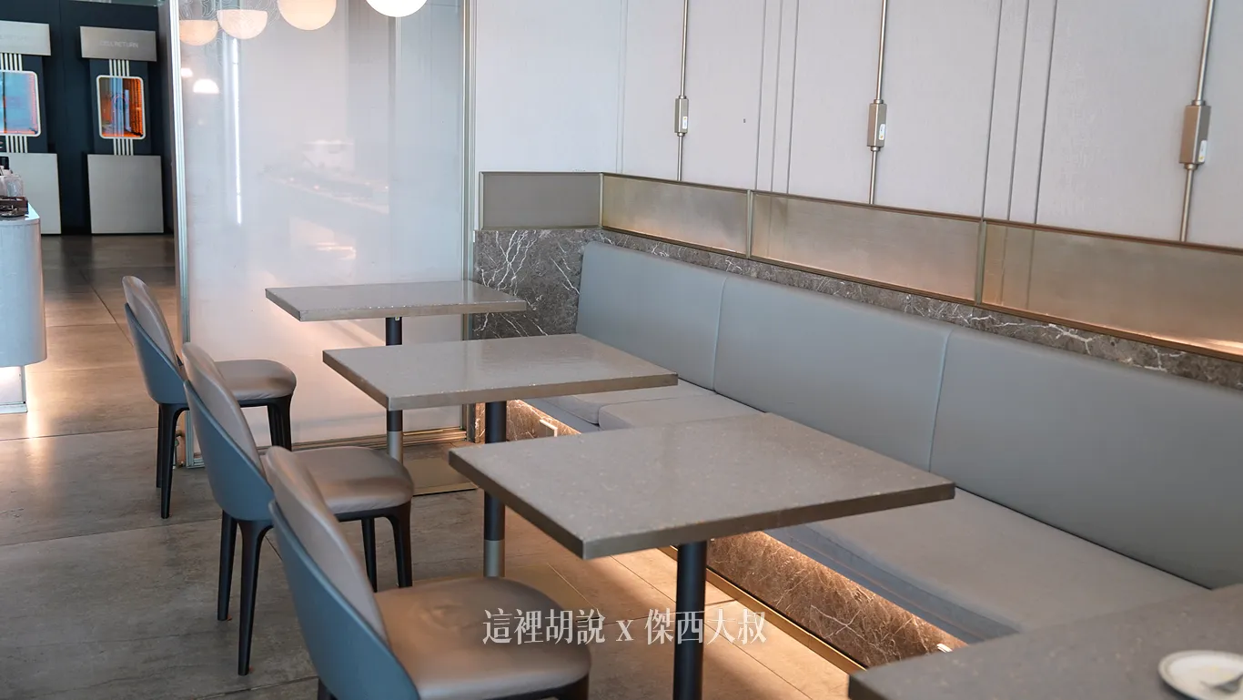 比較低的方形餐桌用餐區