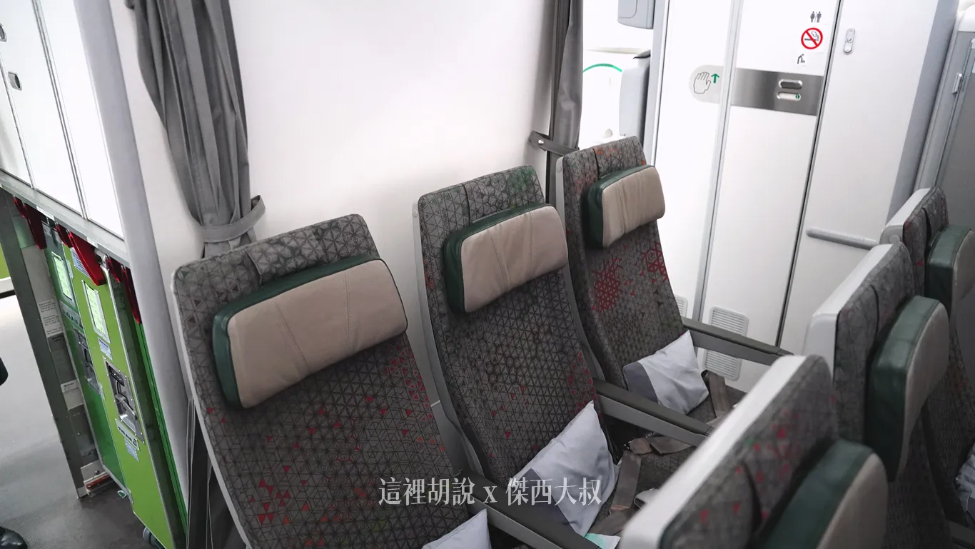 787-10的廁所門則是面對最後一排的DG座位（三艙等版本跟二艙等版皆是）