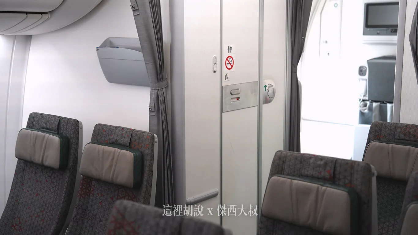 787-10 因為四號門多了兩個JUMP SEAT所以門開在走道