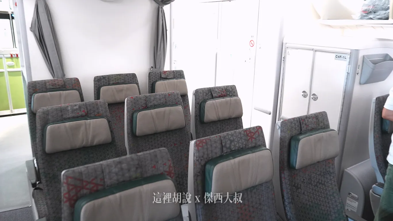第二段最後一排（左側ABC座位）後方是置物櫃，再來才會是洗手間