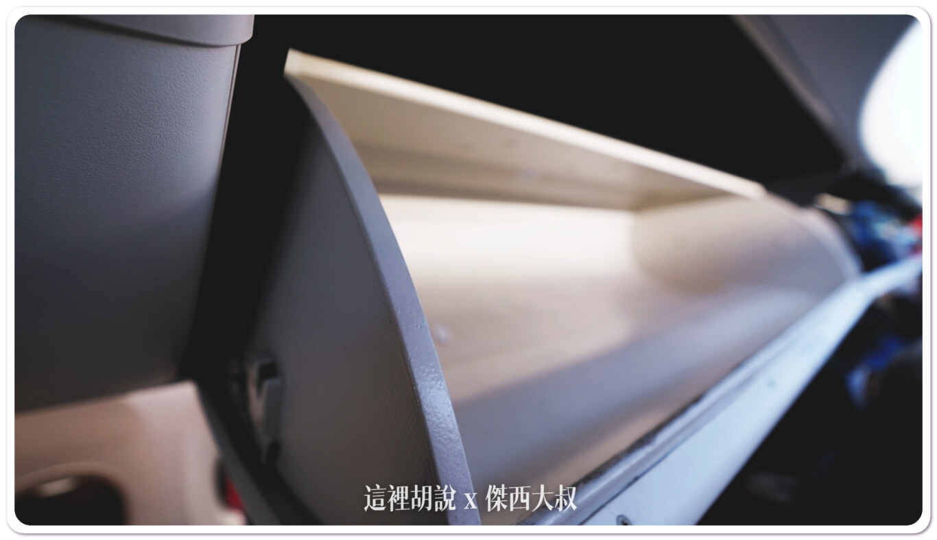 挑選單走道客機航班的學問 客艙設計細節：頭頂行李置物空間：737 NG (Next Generation) 系列