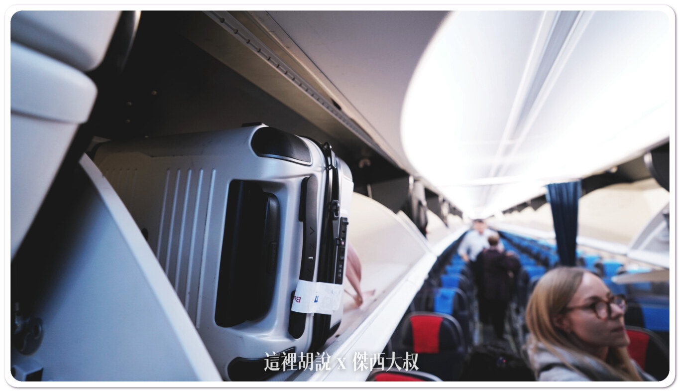 新款的空間有更多的空間，可以直接將行李箱給立起來