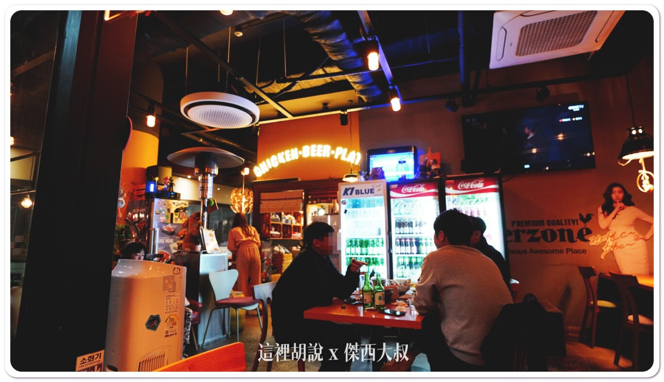 仁川機場 BHC 韓式炸雞 飯店隔壁走路就到的宵夜：店面不大但是還蠻多住附近的韓國人來外帶