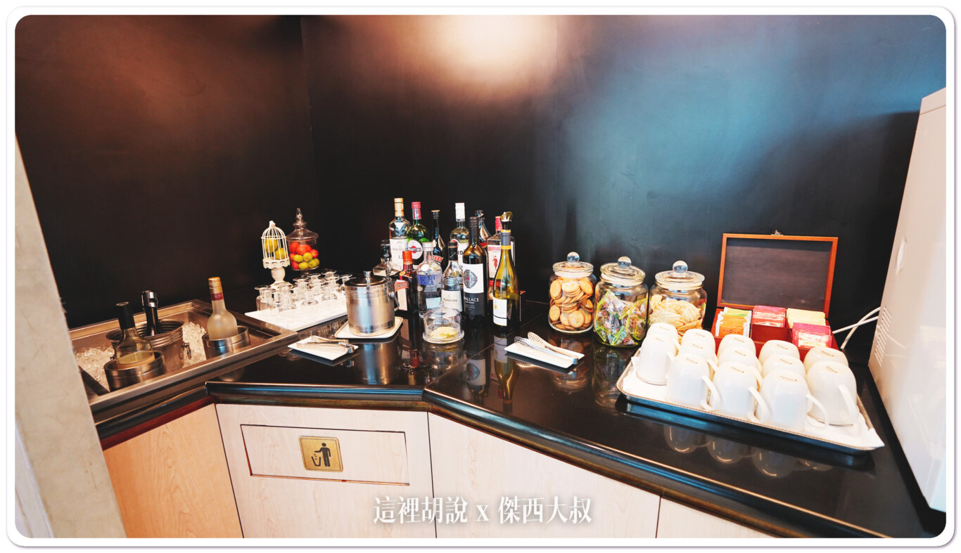 Beverage station. I didn't see any TWG tea bags used by Singapore Airlines here.