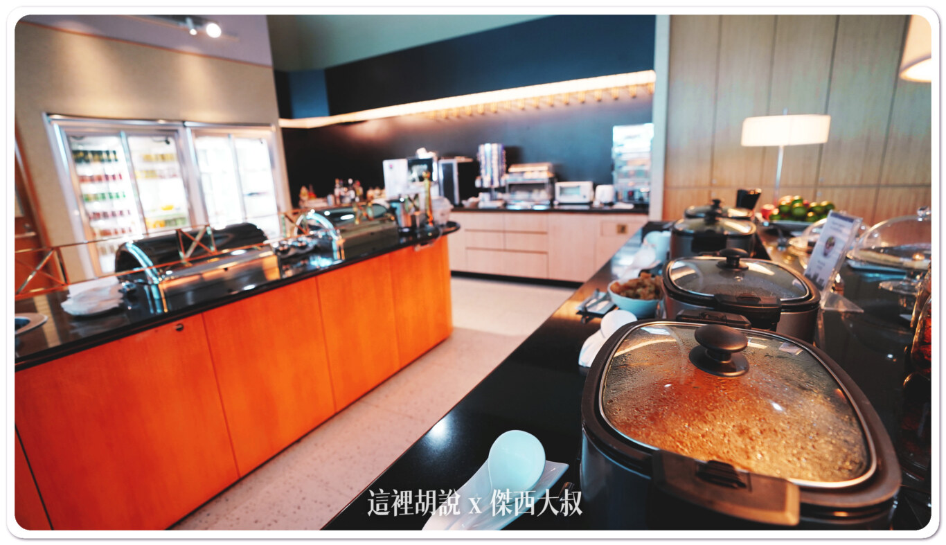 Taoyuan Airport(TPE) Terminal 2 Singapore Airlines Lounge.：Food Area