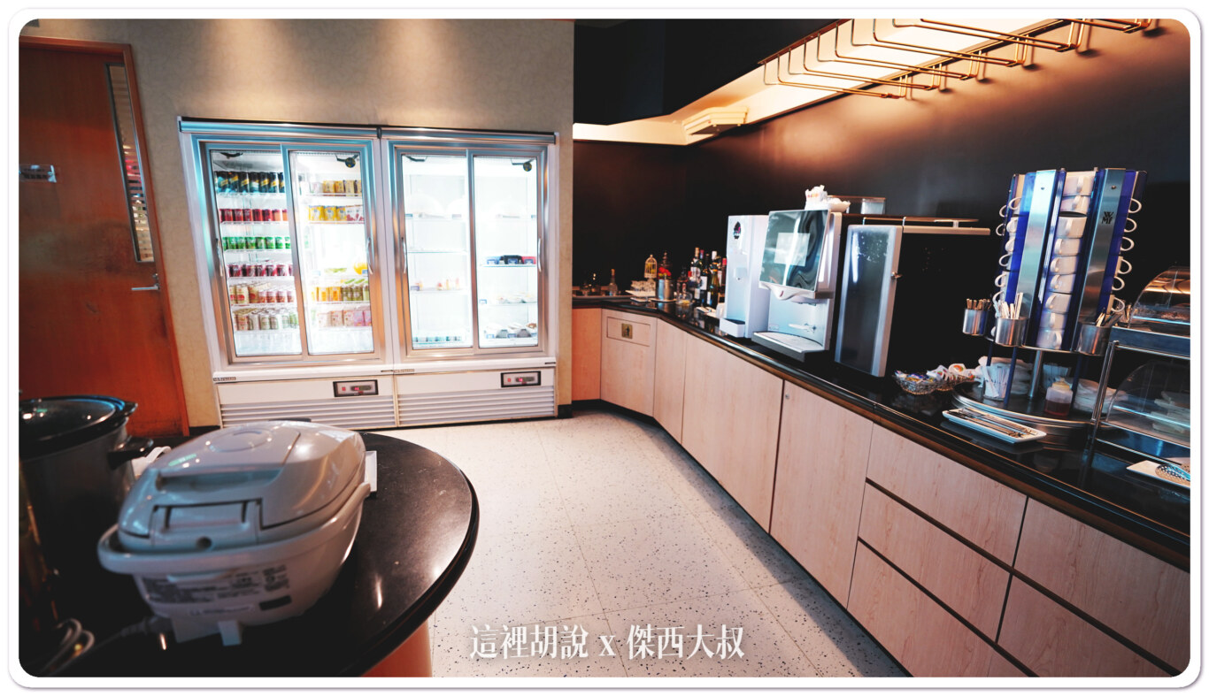 Taoyuan Airport(TPE) Terminal 2 Singapore Airlines Lounge.：Food Area