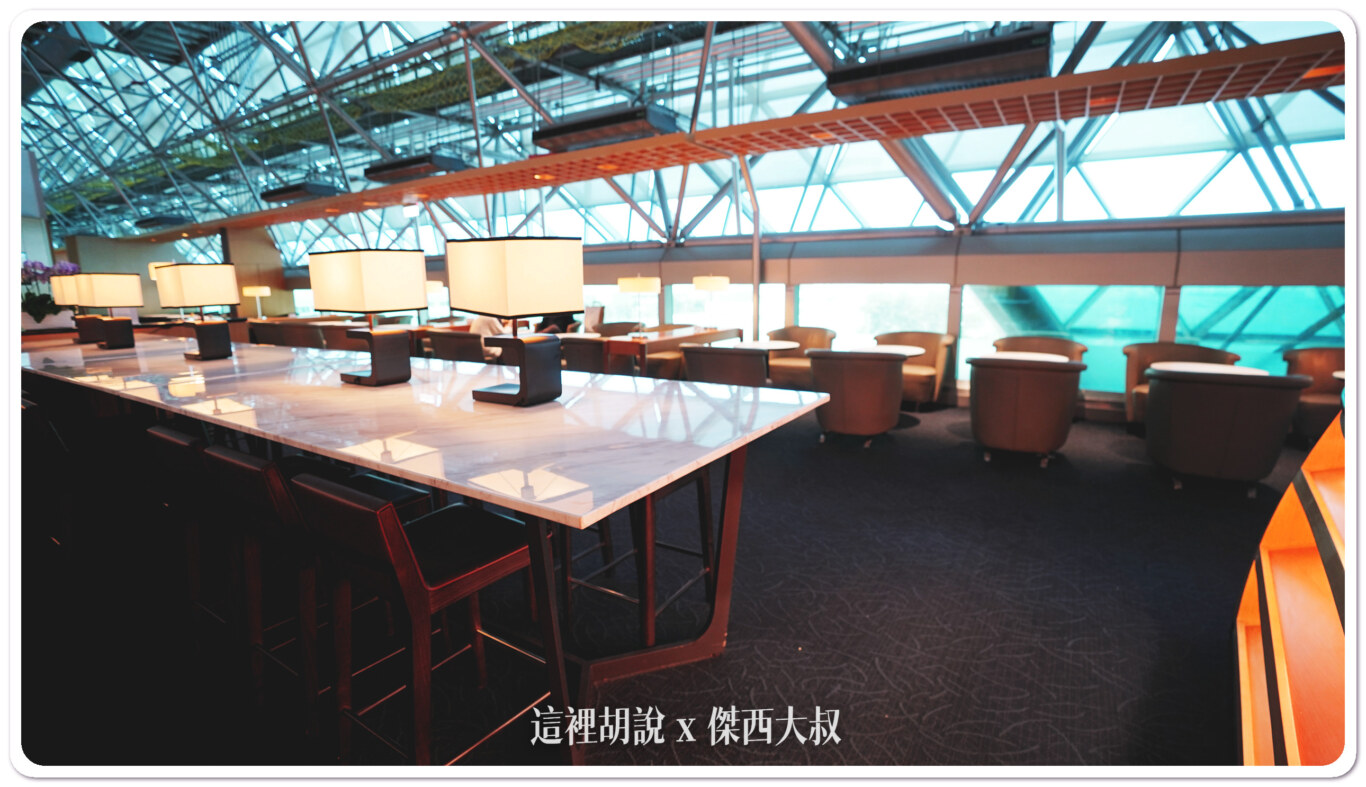 Taoyuan Airport(TPE) Terminal 2 Singapore Airlines Lounge.：Food area