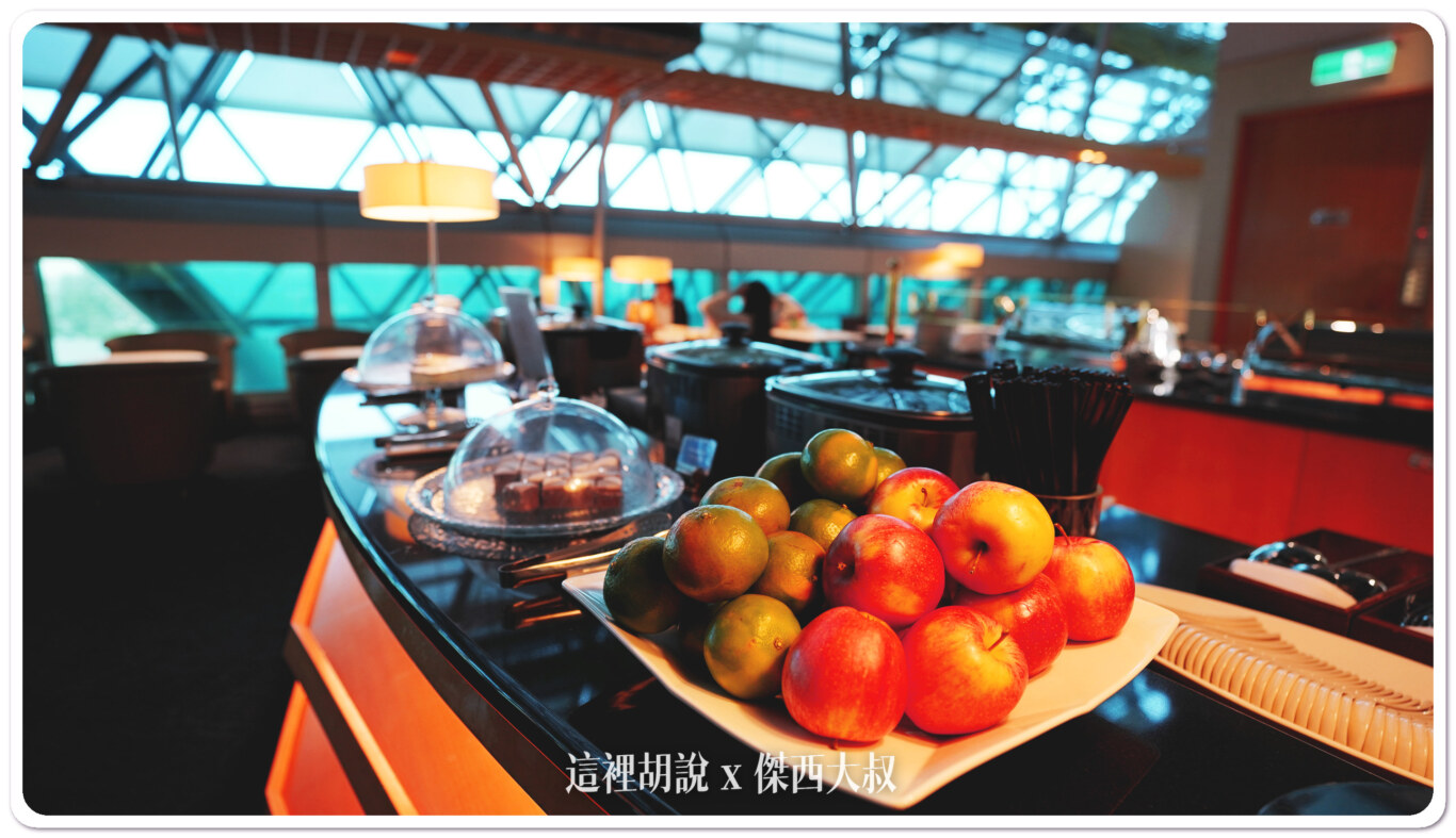 Taoyuan Airport(TPE) Terminal 2 Singapore Airlines Lounge.：Food Area