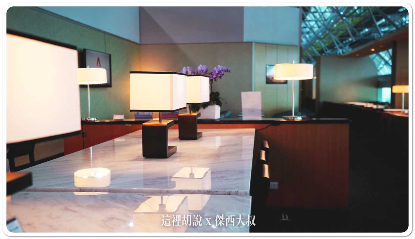 Taoyuan Airport(TPE) Terminal 2 Singapore Airlines Lounge.：Food area