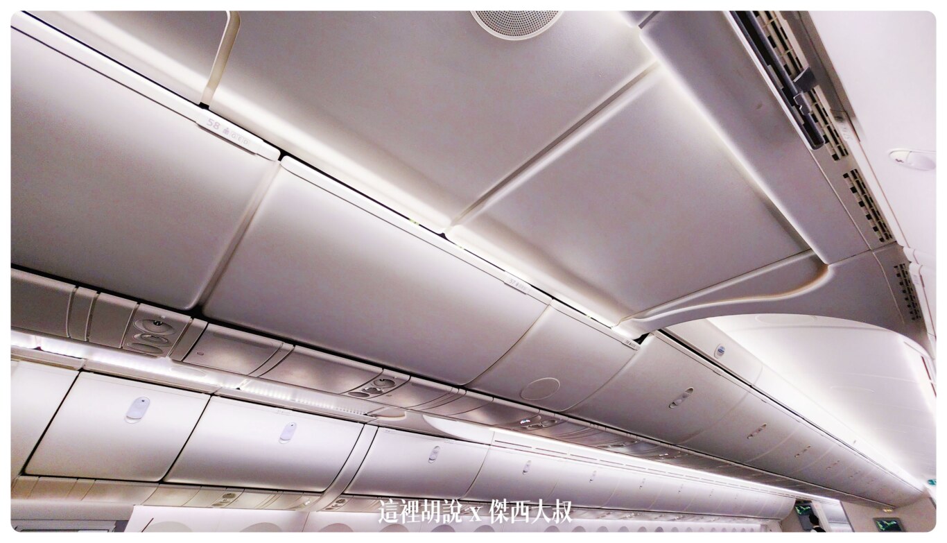 787有分成有組員休息室的版本跟沒有組員休息室的版本如果是有組員休息室的話最後面這一段中間座位是沒有頭頂行李置物空間這裡的位置是組員的休息室的安裝位置攜帶行李比較晚登機的朋友，可能行李需要放置到其他的座位
