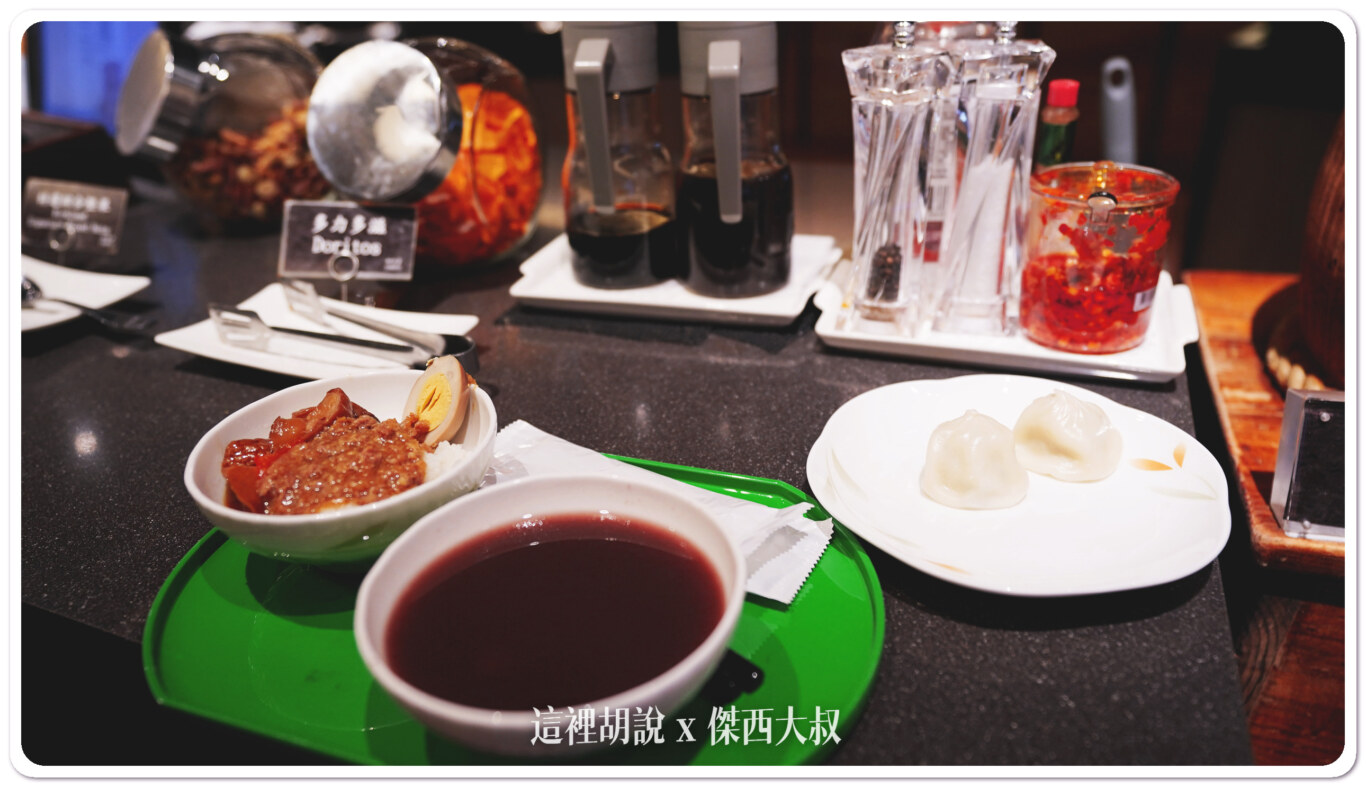 魯肉飯跟小龍包