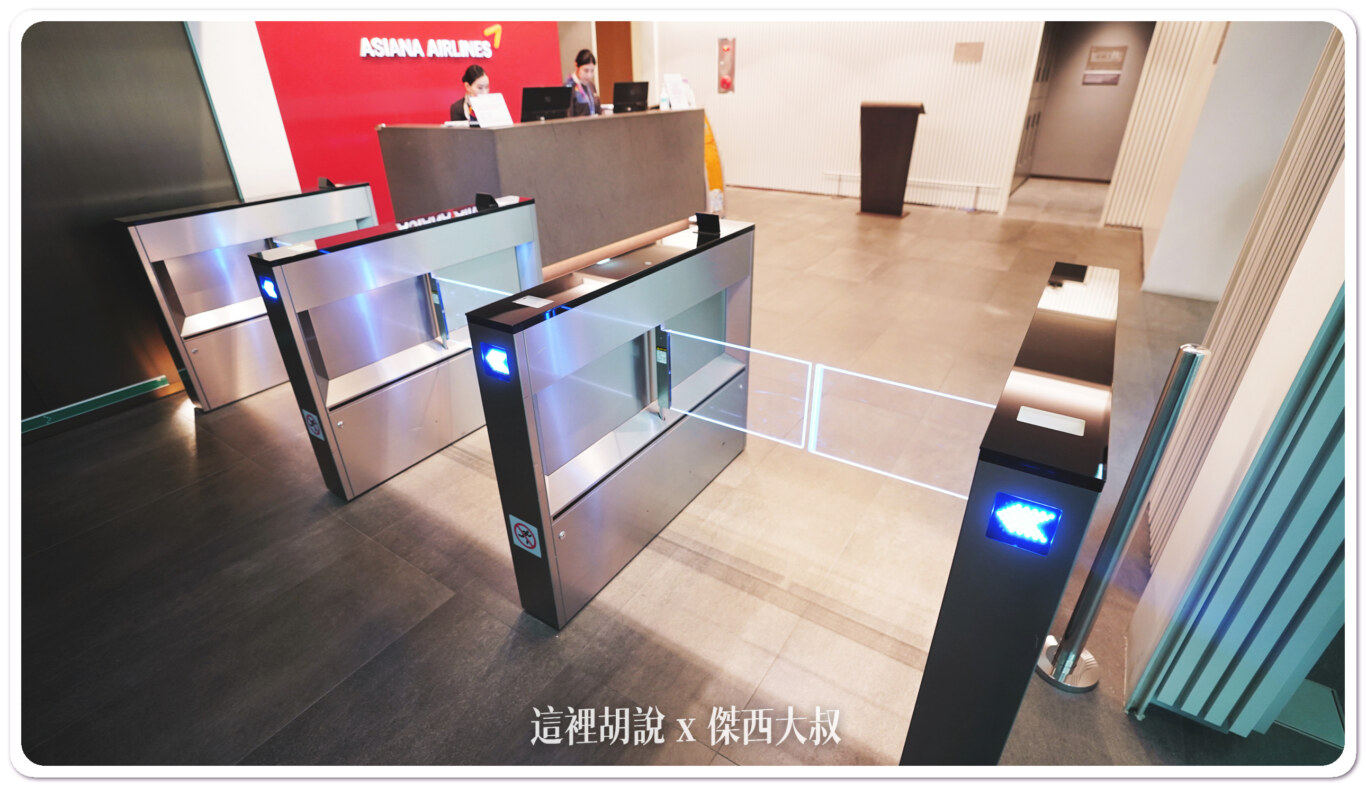 這一間貴賓室量體比較大，所以進入貴賓室都是自助刷登機證進入