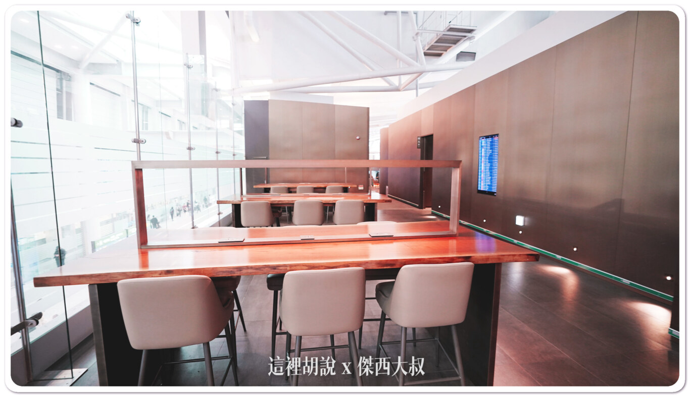 兩間的入口處都是這樣的設置，這個長桌蠻適合工作的
