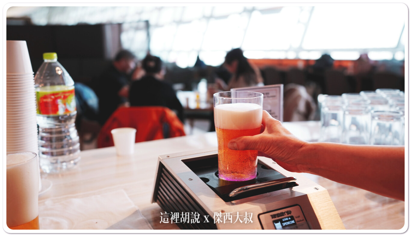 還有這種從下面灌上來的韓國啤酒喝酒不開車 開車不喝酒 未滿十八歲請勿飲酒