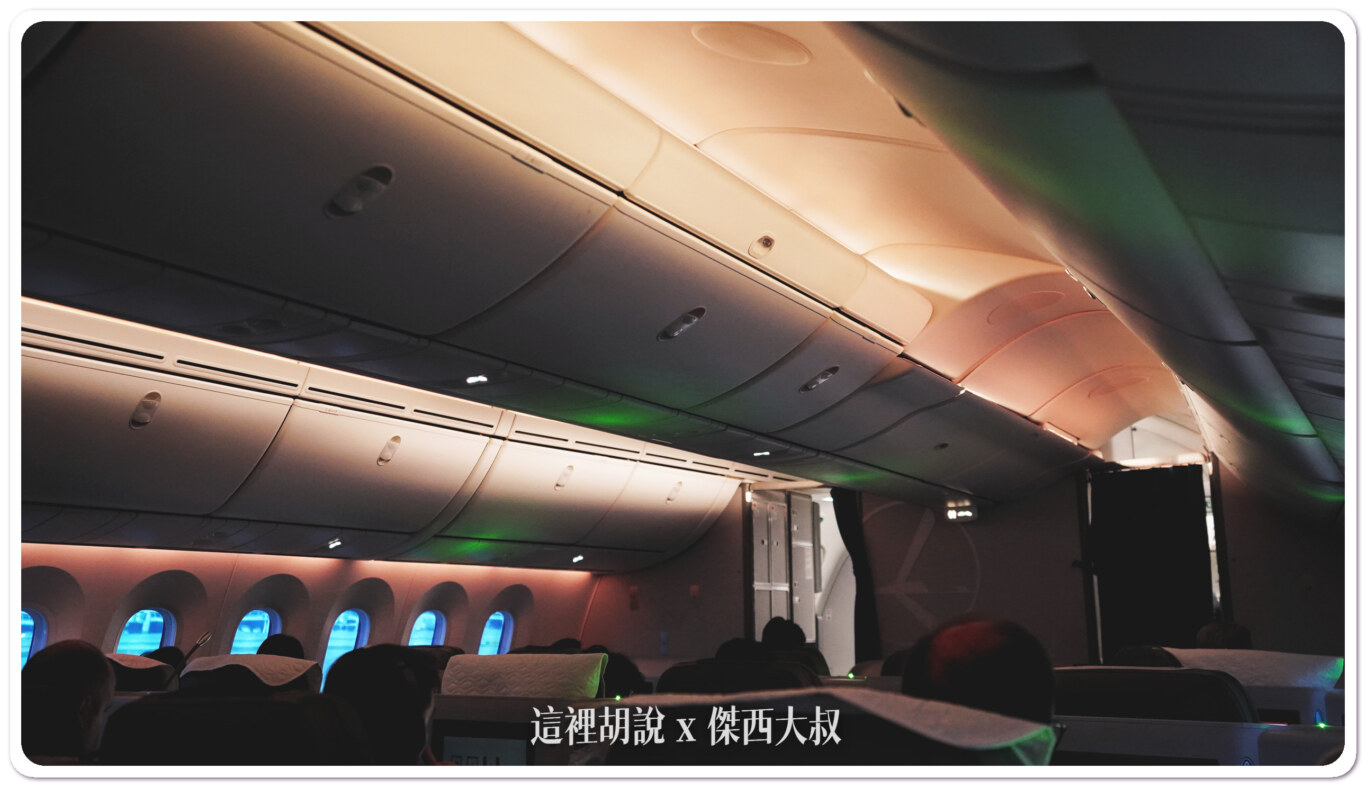 波蘭航空 仁川-華沙 B787 商務艙飛行記錄 ICN-WAW LO98/LO97：客艙環境LED燈光照射天花板及行李空間