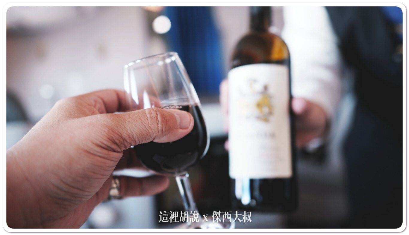 倒完酒還會給你看一下酒標喝酒不開車 開車不喝酒 未滿十八歲請勿飲酒