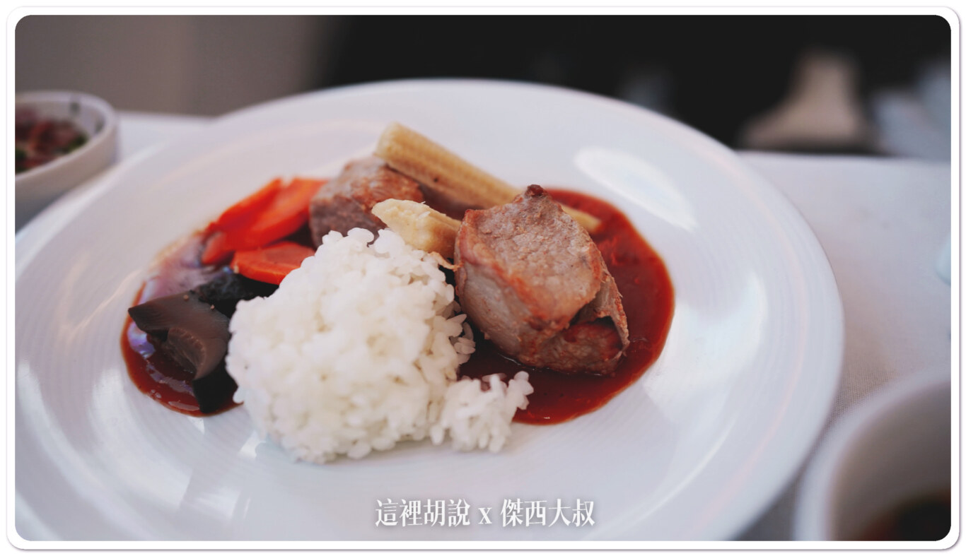 主菜是非常大塊的豬肉配飯這豬肉給的非常豪邁，切的時候有點不好切