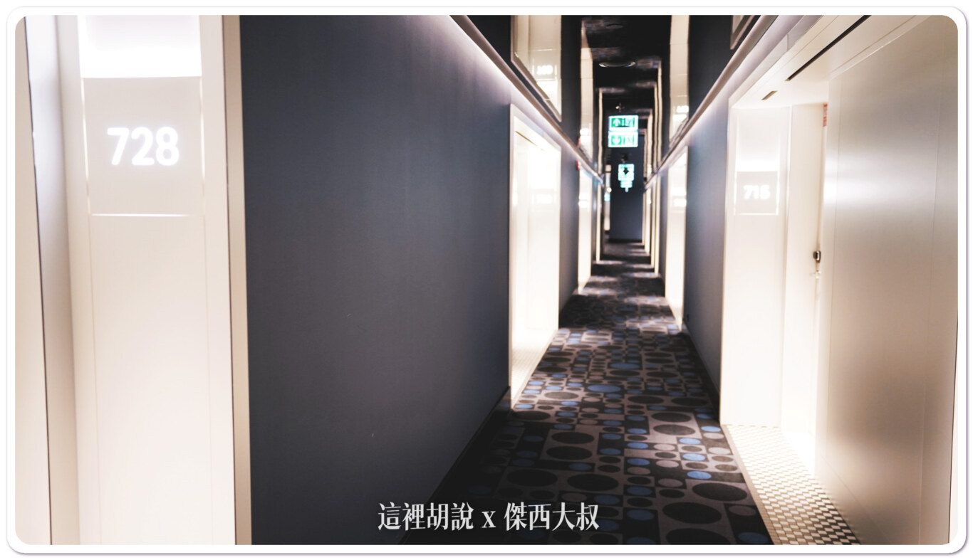 房間外的走廊