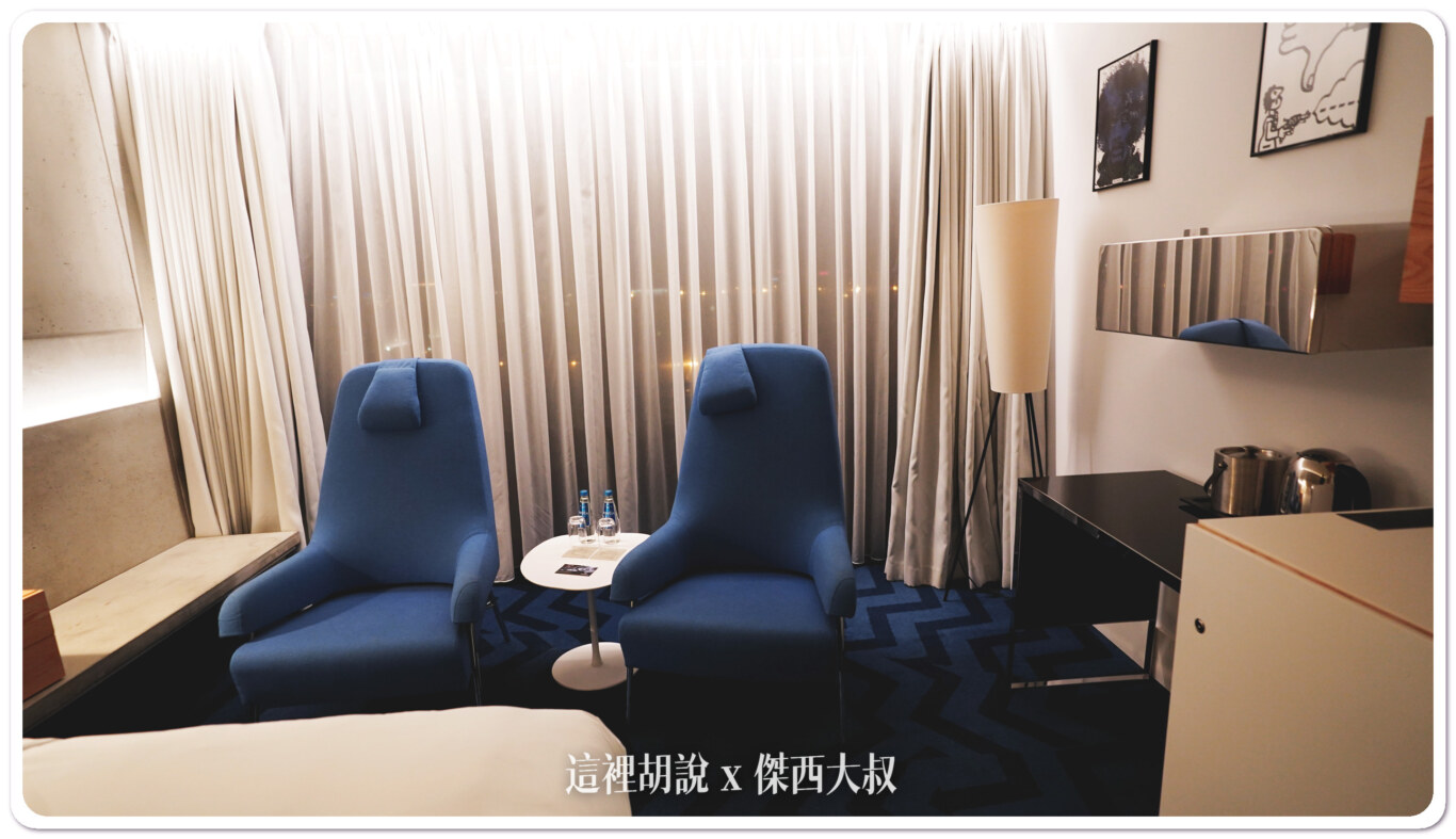 靠窗處有兩張沙發