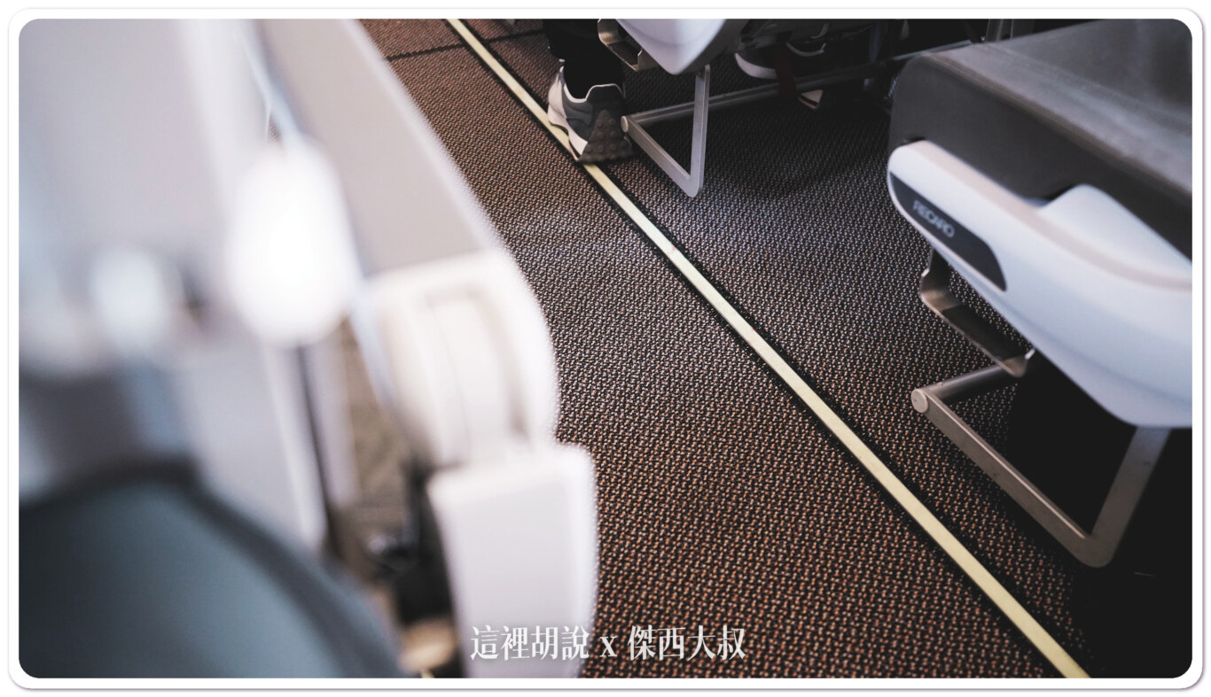 【台灣虎航選位】A320ceo vs A320neo 座椅全解析！USB充電、腿部空間比較 (附挑選攻略)：A320 RECARO 新座位