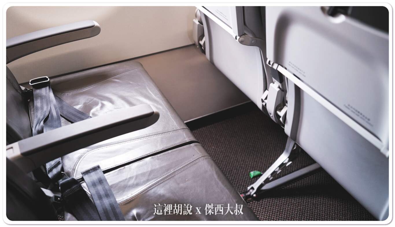 【台灣虎航選位】A320ceo vs A320neo 座椅全解析！USB充電、腿部空間比較 (附挑選攻略)：A320 RECARO 新座位