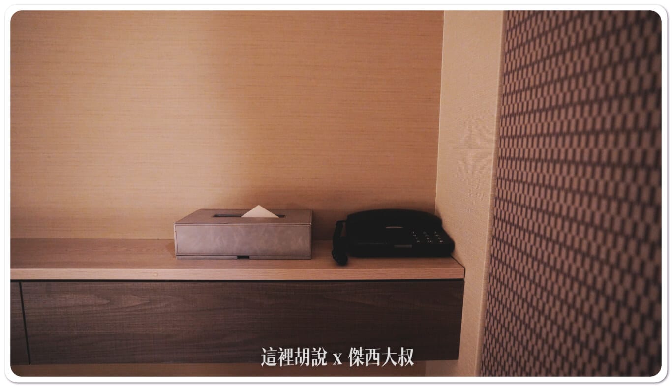 面紙盒跟電話