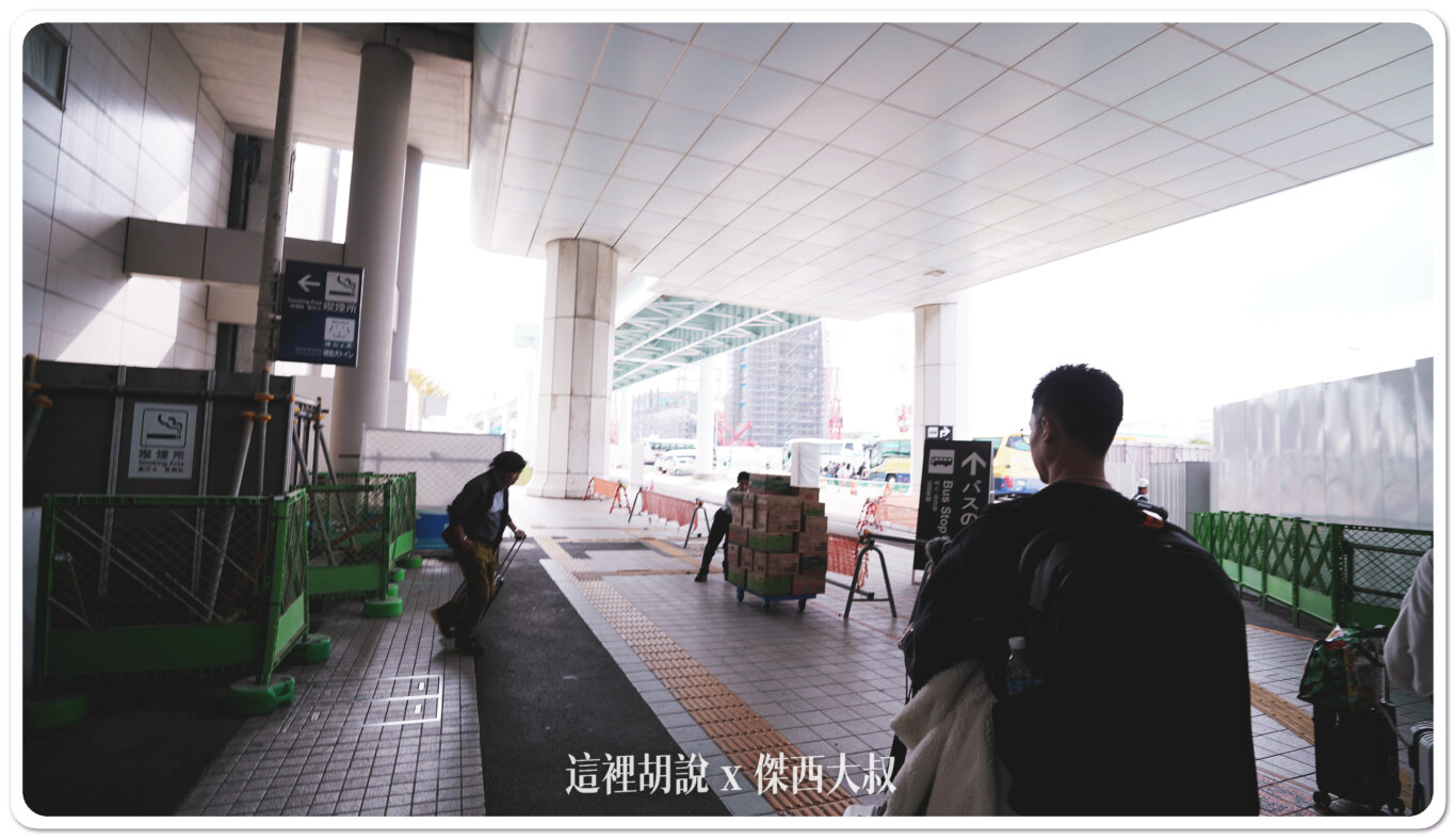 因為在施工，得繞過圍籬，經過停車場才會看到在前方的巴士候車月台