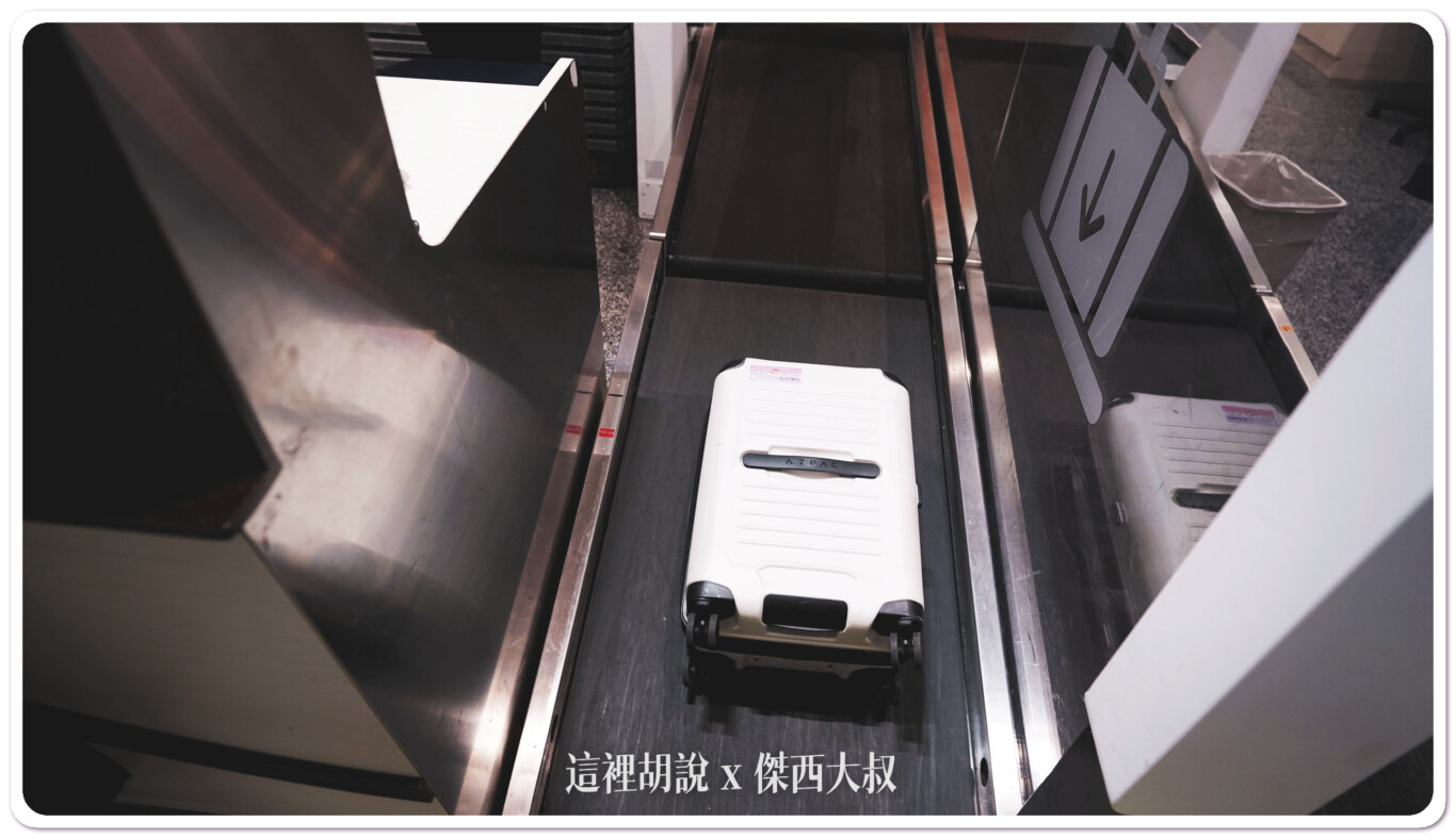 系統會自動秤重，並且印出行李條要自己黏貼載行李箱上
