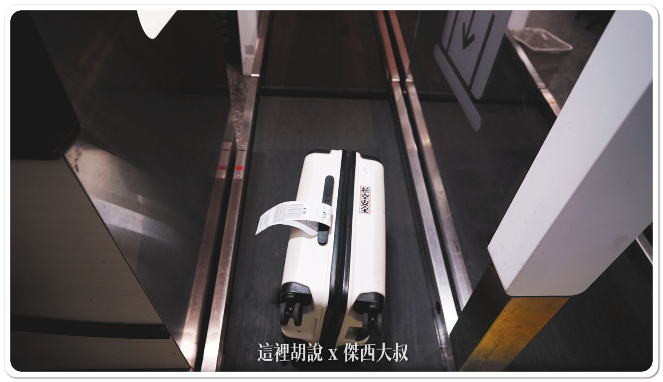 印出來之後，別忘了撕一個小張的貼在行李箱上作為備用因為傑西會把登機證印出來，也會撕一張下來貼在自己的紙本登機證上面但其實不需要，因為最後機器會印出行李託運收據保留那一張就可以了