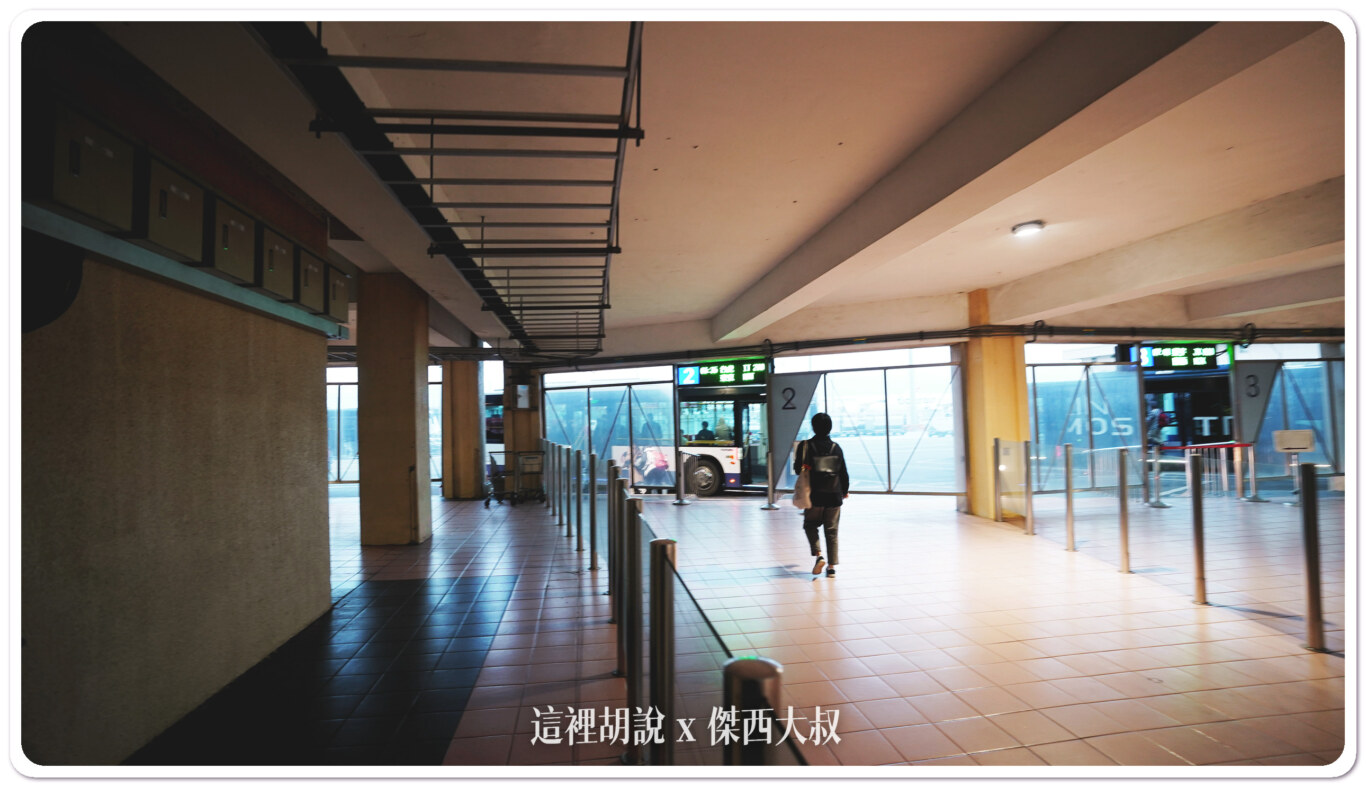 不同登機門的旅客會分隔到不同區塊進行登機