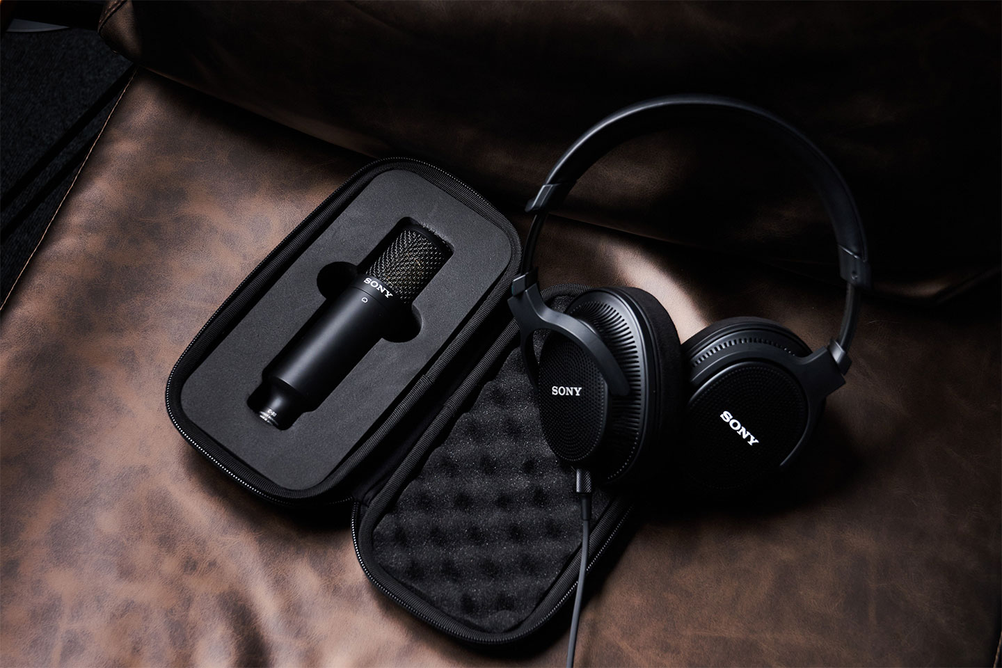 Sony 的 C-80麥克風以及 MDR-MV1開放式監聽耳機