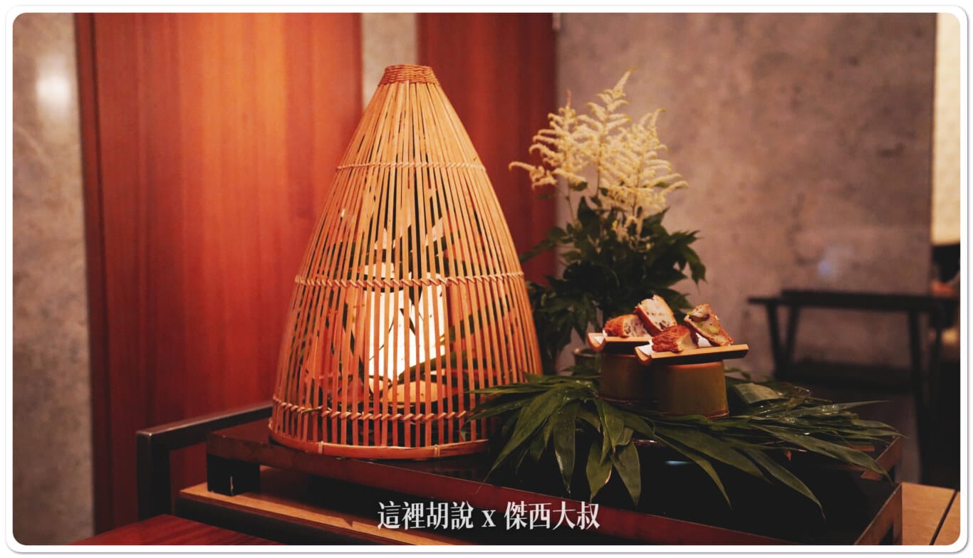 上菜的時候搭配這樣的陣仗，還有蟲鳴鳥叫聲音
