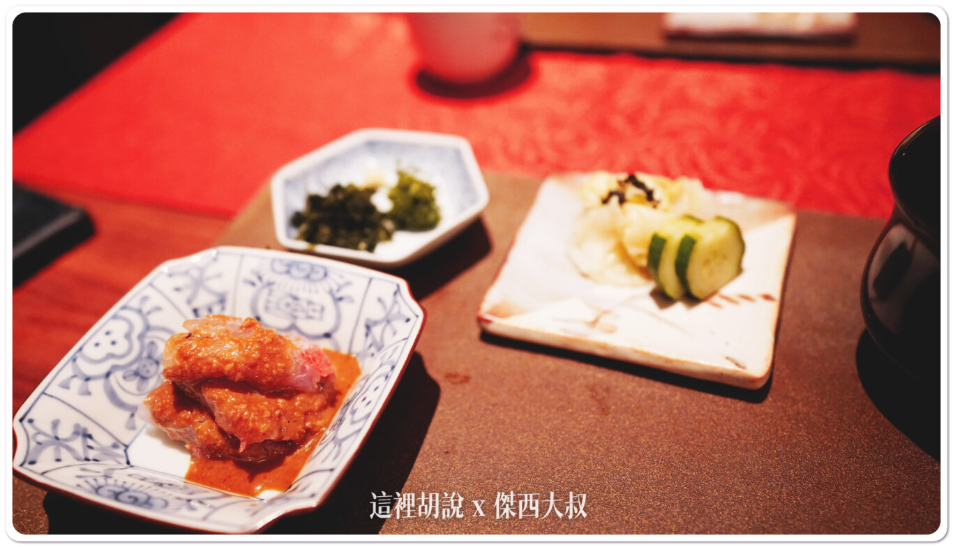 利用胡麻醬拌入生魚片當中呈現出清新的味道作為最後一道菜