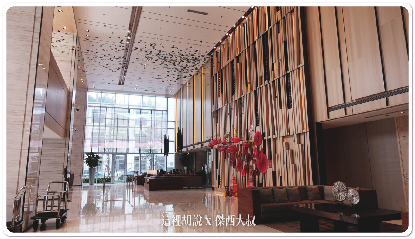 台北國泰萬怡酒店 典雅內斂的商務型酒店：大廳