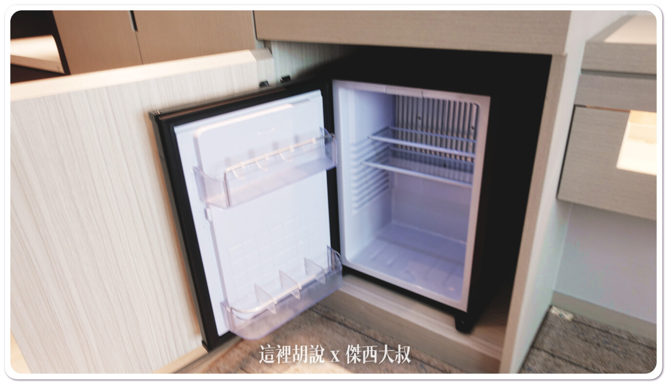 台北國泰萬怡酒店 典雅內斂的商務型酒店：衣櫥