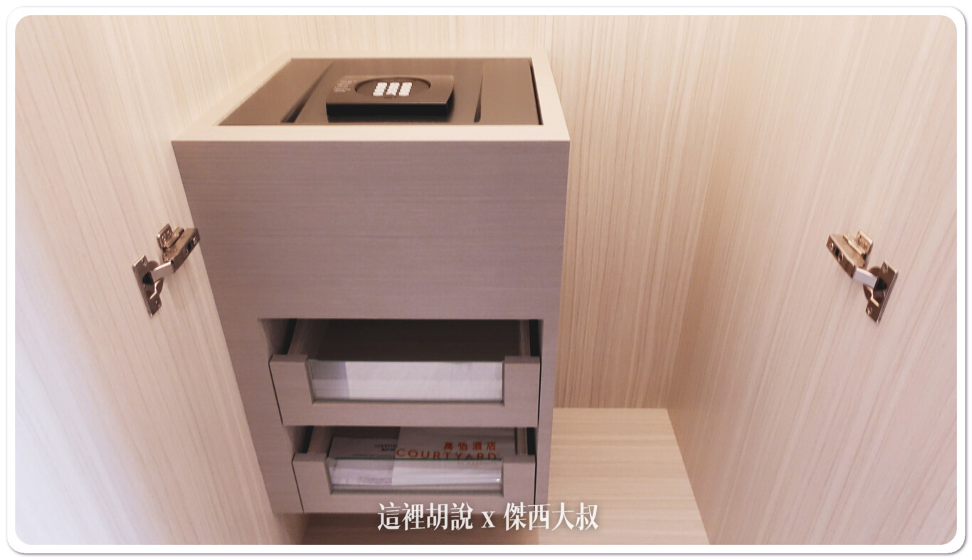 台北國泰萬怡酒店 典雅內斂的商務型酒店：衣櫥