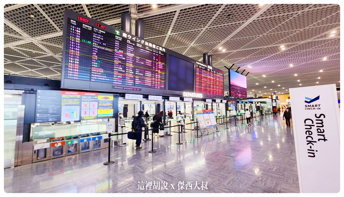 成田機場這邊跟關西機場一樣在進入安檢區域之前，改由電子閘門。自己掃描登機證進入安檢區域